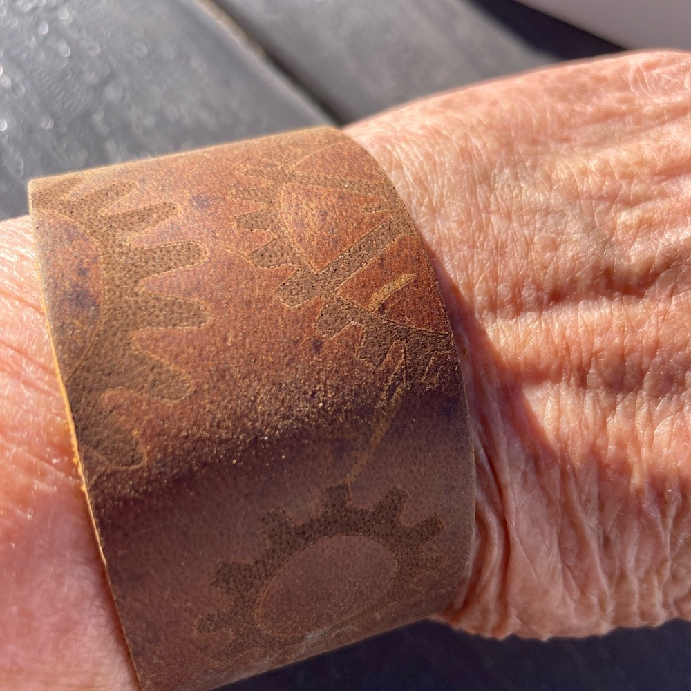 8” Leather Cuff Bracelet Imprinted Gears Brass Latch Hook - Picture 2 of 13